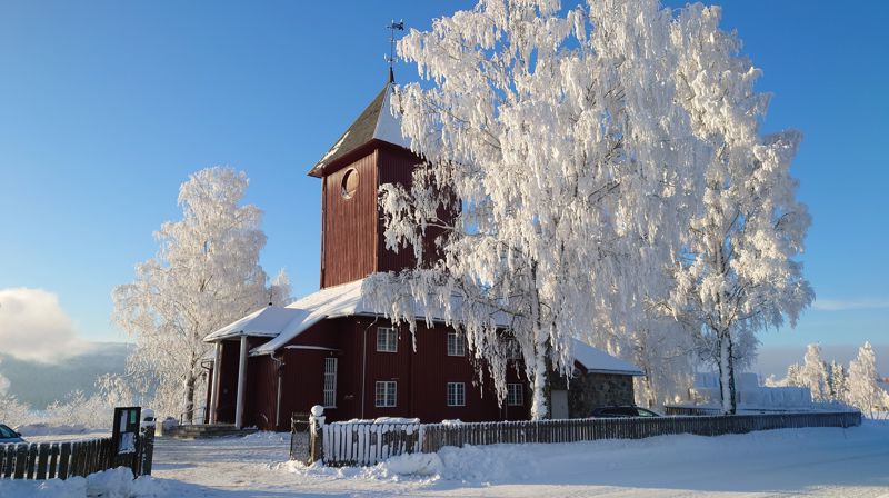 Ål kirke i flott vinterskue. Foto: Arne Broch Brantsæter 2023.