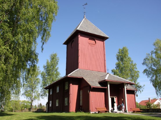 Ål kirke på sitt flotteste en maidag. Foto: Inger Stensrud Haug, Kirken i Gran.