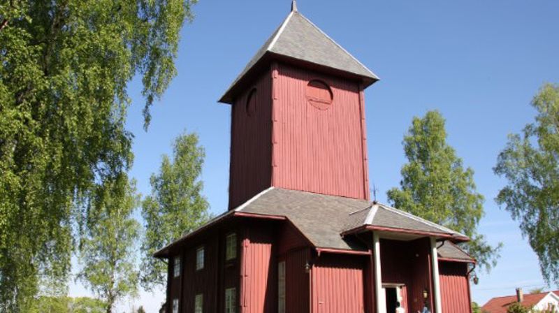 Ål kirke på sitt flotteste en maidag. Foto: Inger Stensrud Haug, Kirken i Gran.