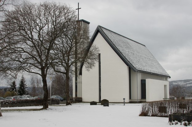 Tingelstad kirke i vintersol. Foto: Kirken i Gran/Inger Stensrud Haug. 