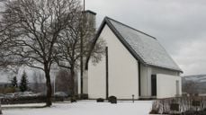 Tingelstad kirke i vintersol. Foto: Kirken i Gran/Inger Stensrud Haug.