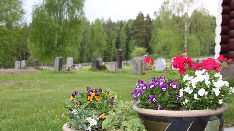 Moen gravplass med blomsterurner foran kirken. Foto: Kirken i Gran/Inger Stensrud Haug.