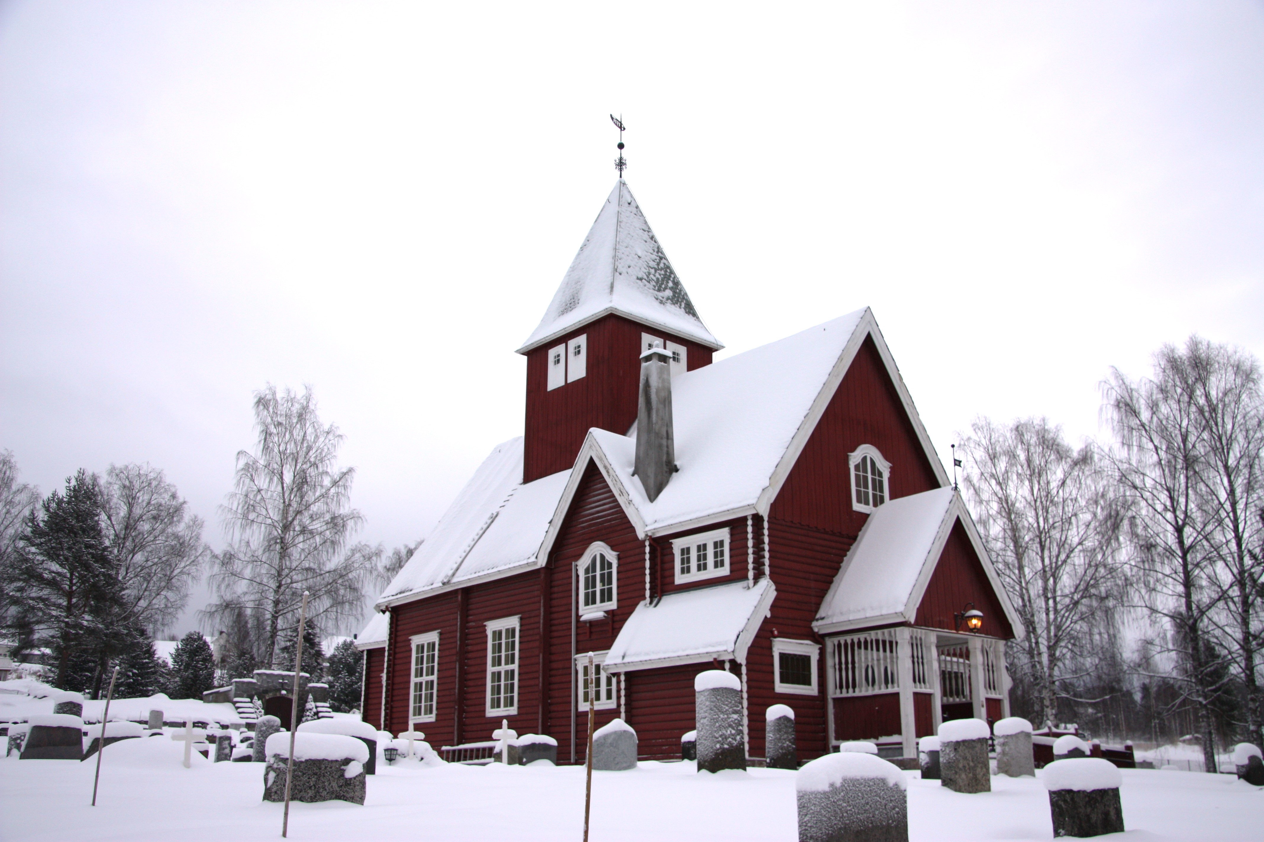 Moen kirke i vinterdrakt (foto: Knut Bøe). 