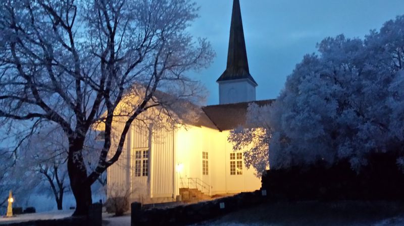 Nes kirke er vakker en vinterkveld med rimfrost. Foto: Dagfinn Magnus.