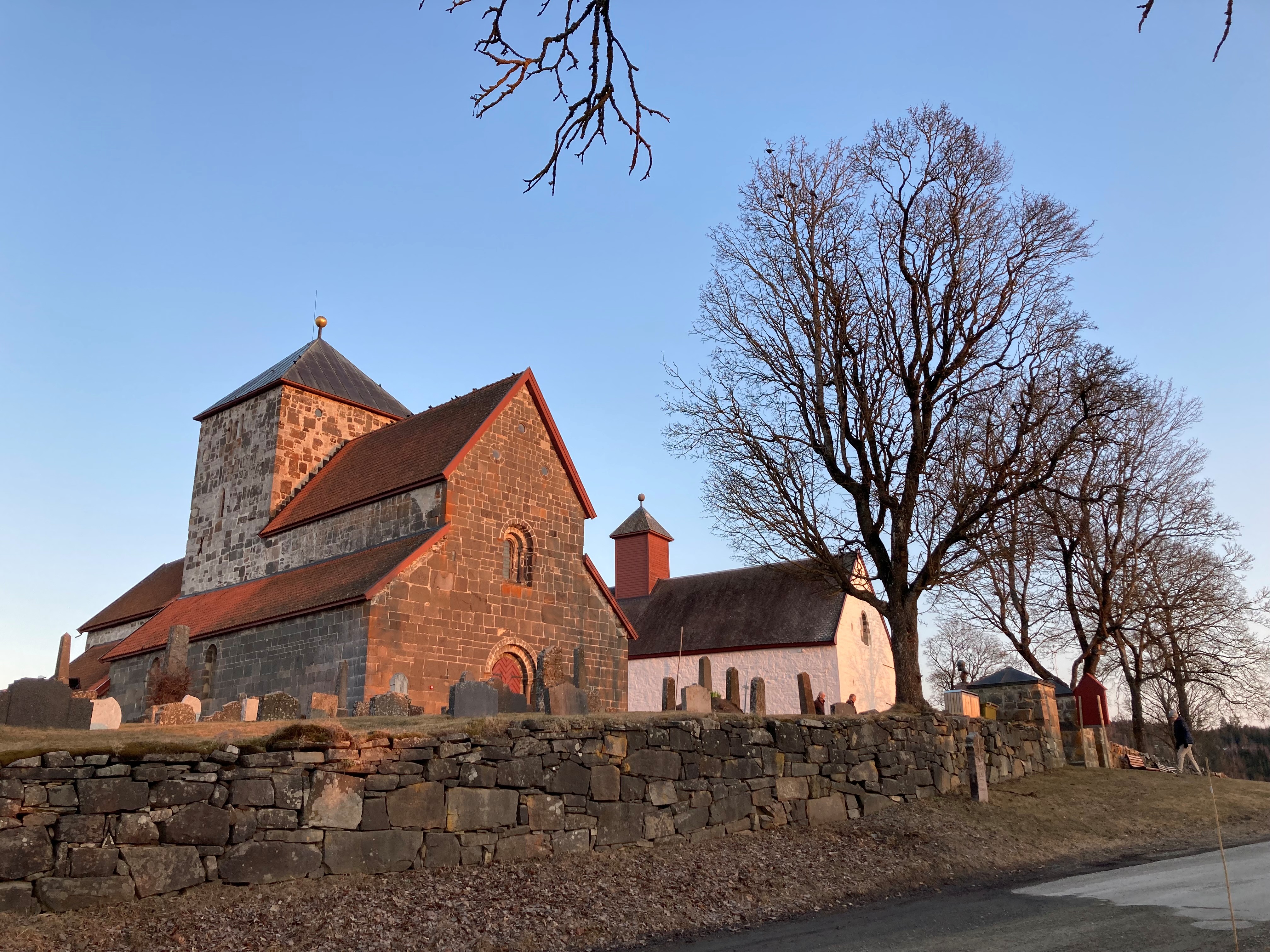 Søsterkirkene med Nikolaikirken og Mariakirken. To praktbygg bygd på 1100-tallet, med Mariakirken som den eldste. Nikolaikirken er hovedkirke. Siste etappe med restaurering av Mariakirken skjer denne våren, og hun gjenoppstår som hvitkalket og med ny kalkpuss. (Foto: Therese Wagle Bazard).