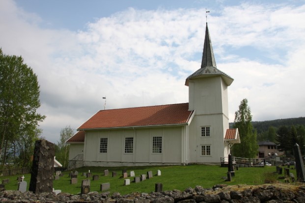 Sørum kirke i vårsola. (Foto: Inger S Haug). 