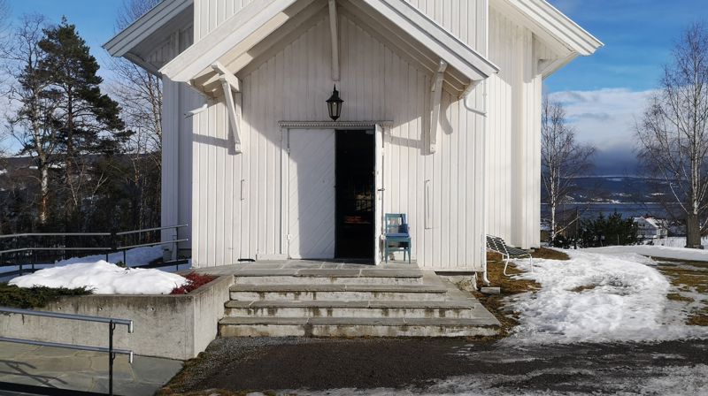 Et vårbilde med åpen kirke i Sørum kirke. Foto: Ruth Kari Sørumshagen 2021.