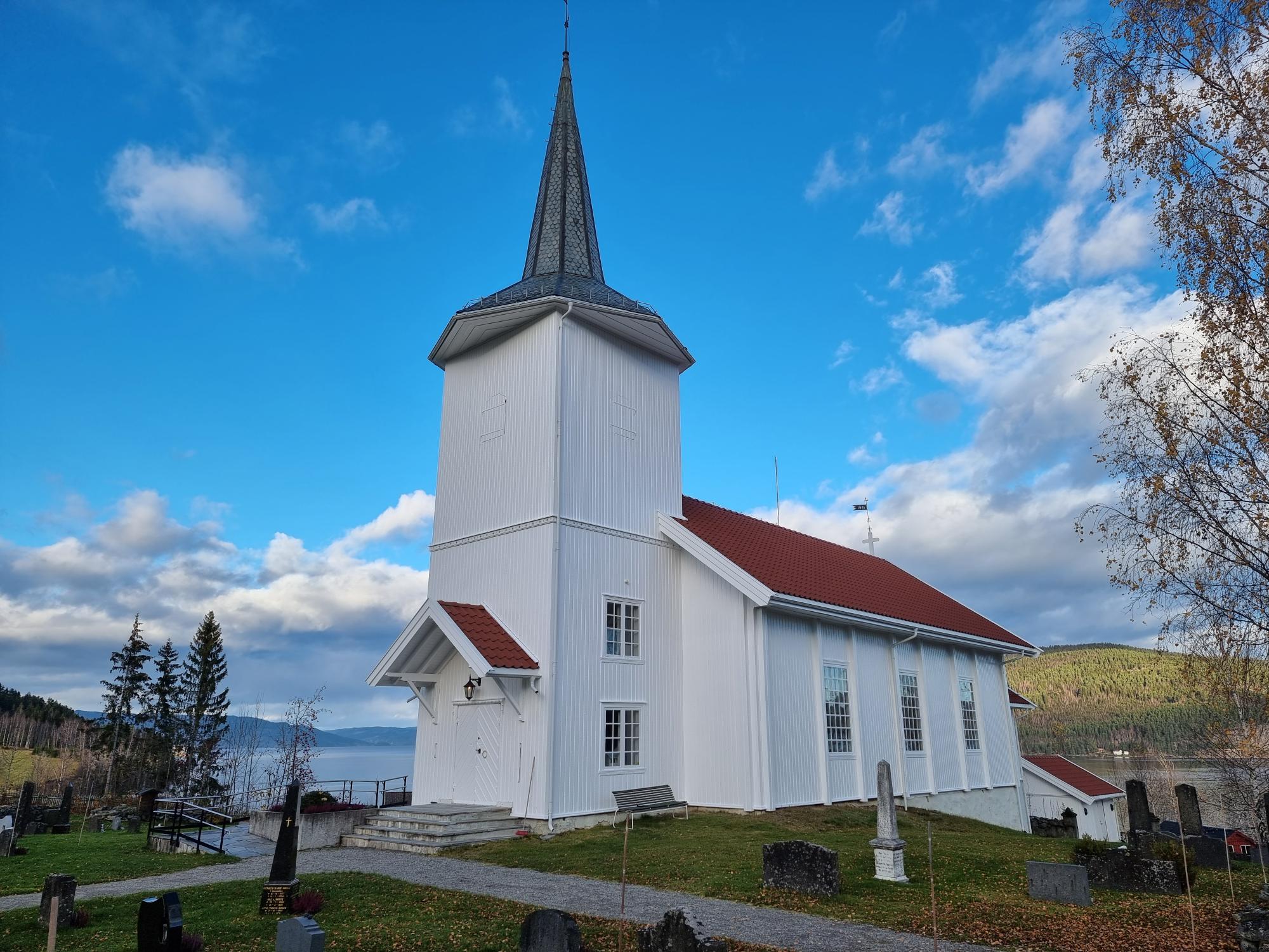 Sørum kirke i flott oktobervær. Foto: Ole-Jakob Dyrnes, Kirken i Gran 2024. 