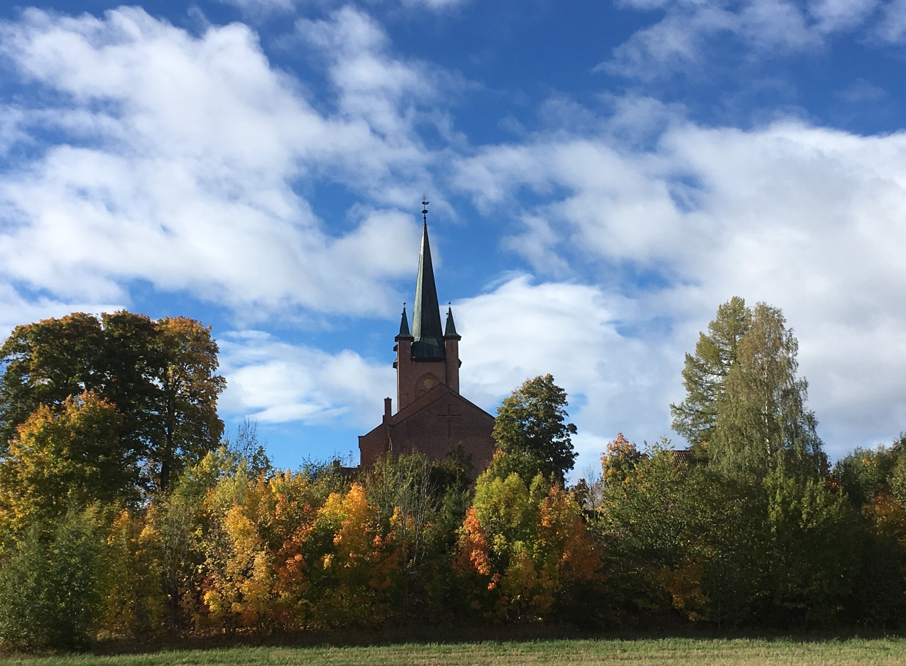 Tingelstad kirke i høstfarver. Foto: Inger S. Haug/Kirken i Gran. 