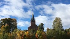 Tingelstad kirke i høstfarver. Foto: Inger S. Haug/Kirken i Gran.