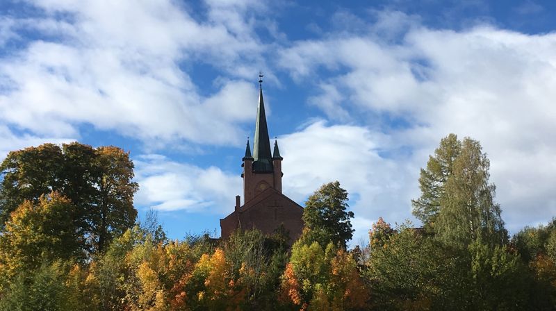 Tingelstad kirke i høstfarver. Foto: Inger S. Haug/Kirken i Gran.