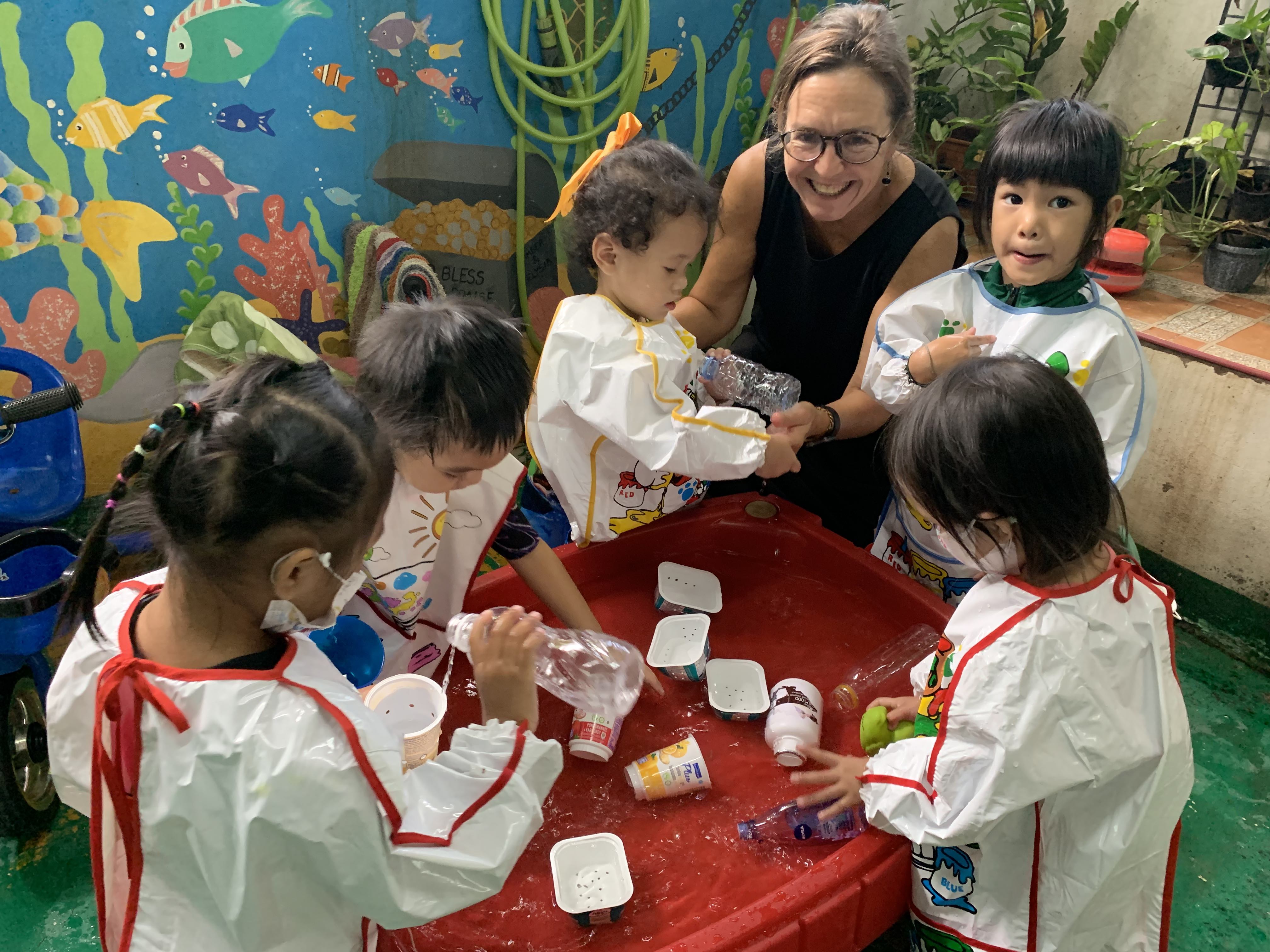 Anne Storstein Haug har jobbet som misjonær for Det norske misjonsselskap i Thailand i hele 22 år. Her er hun sammen med barn på Lovsangshjemmet i Bangkok. Vi møter henne på misjonsfesten. Foto: NMS.
