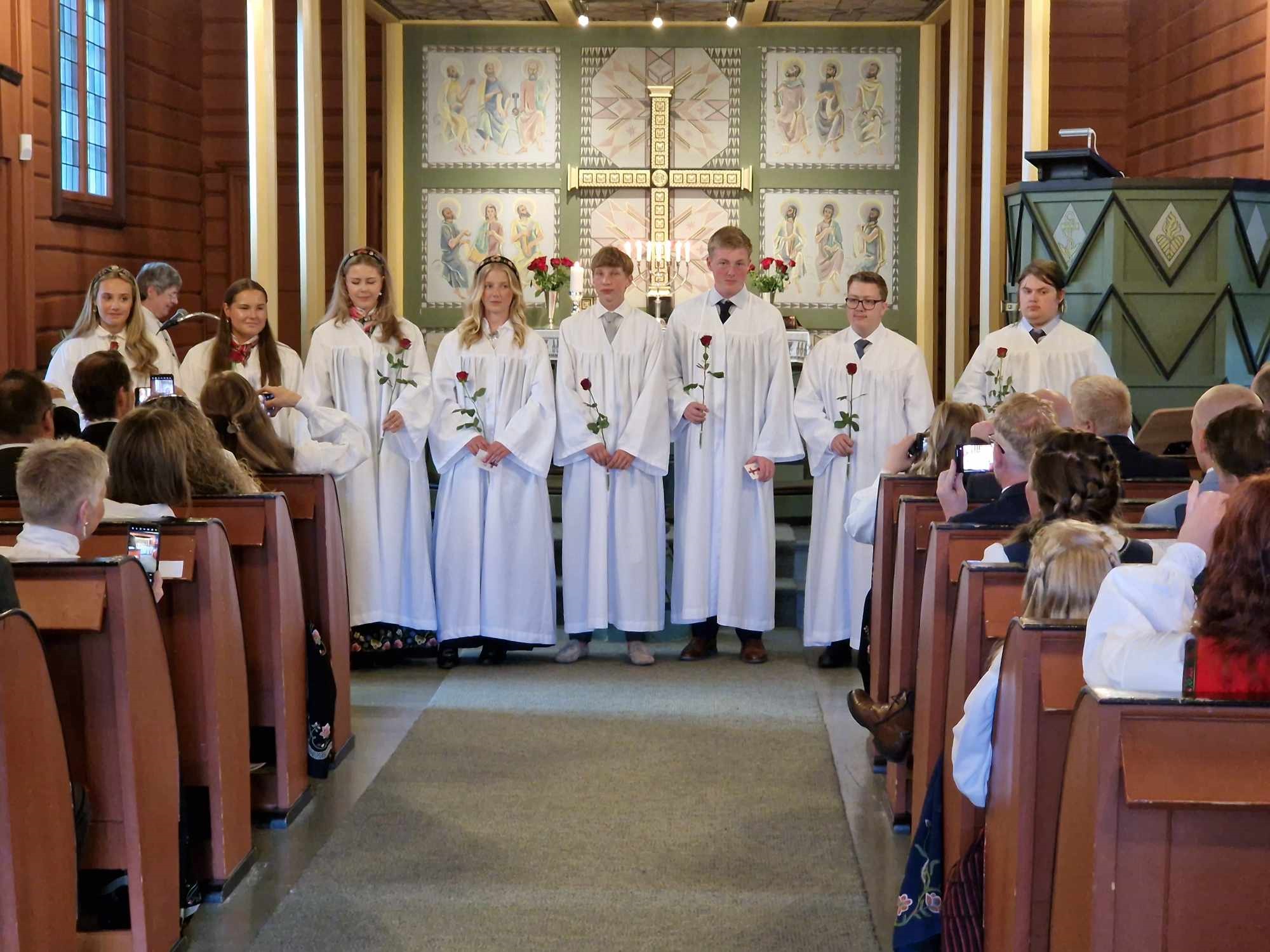 Noen av konfirmantene i Ål kirke under sin konfirmasjonsgudstjeneste våren 2024 (Foto: Jan Myrvold). 