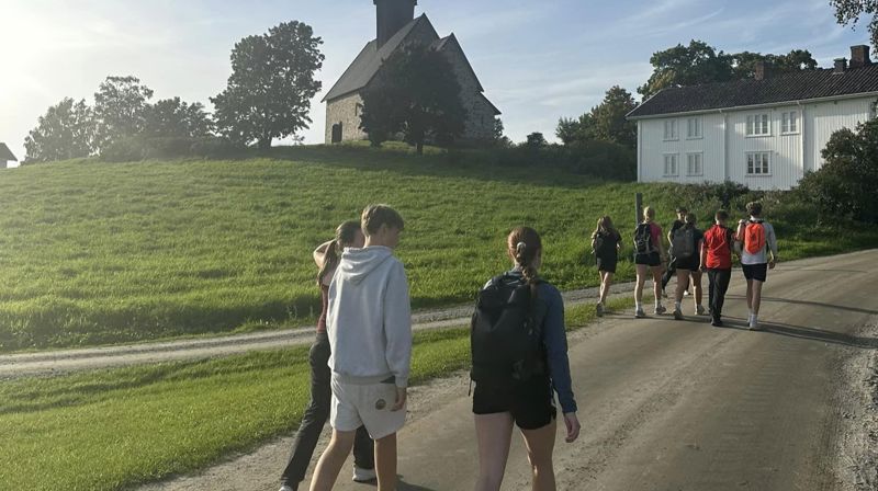 Pilegrimsvandringen for konfirmantene i ettermiddagssola i september 2023 ble en fin opplevelse. De gikk fra Søsterkirkene over til St. Petri. Foto: Jane Dahl Sogn.