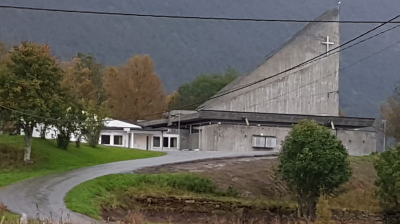 Bilde av Gratangen kirke etter at korset ble montert på betongseilet.