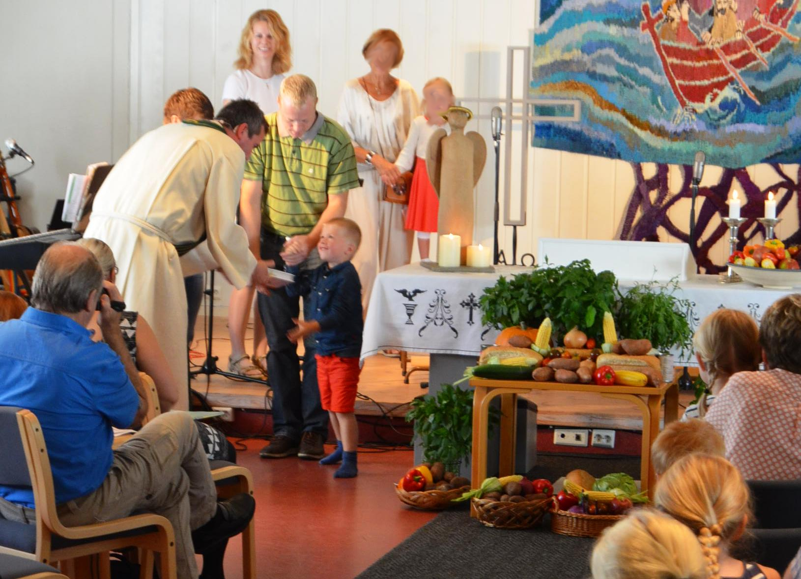 Utdeling av bibel og samlinger for 4-åringer