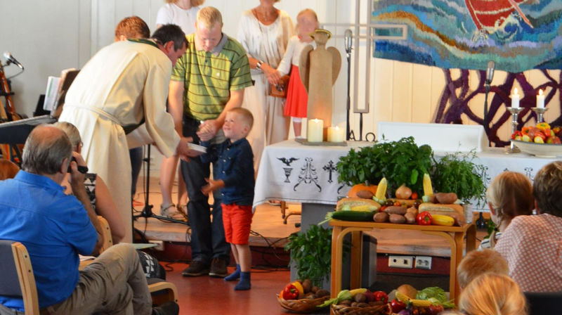 Utdeling av bibel og samlinger for 4-åringer
