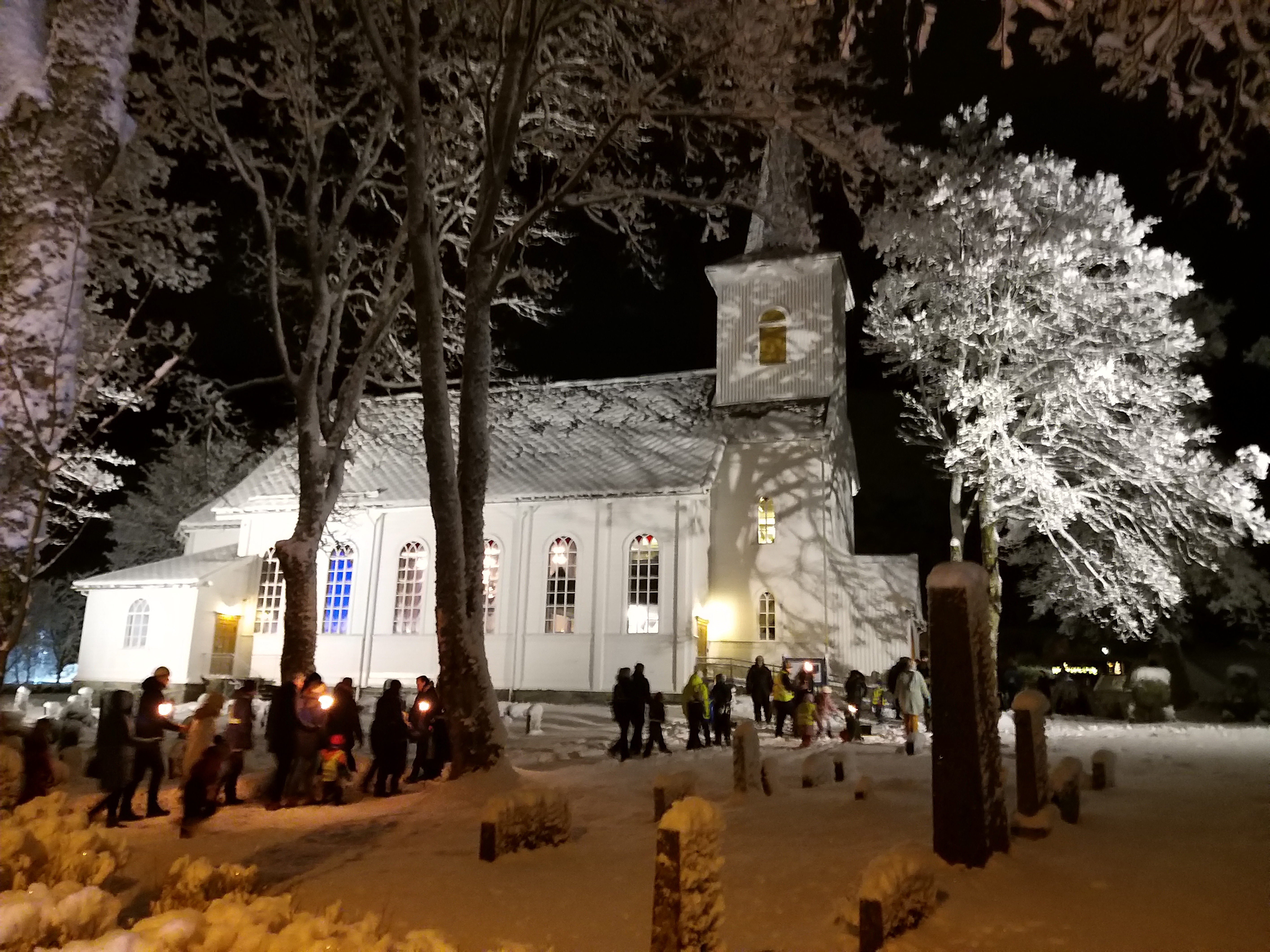 I ei tid der mange treng lys og varme, ønskjer vi å vere ei tilgjengeleg og varm kyrkje for dei som vil besøkje kyrkja. Foto: Hareid sokn