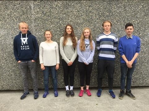 Ungdom lagar gudsteneste for ungdom