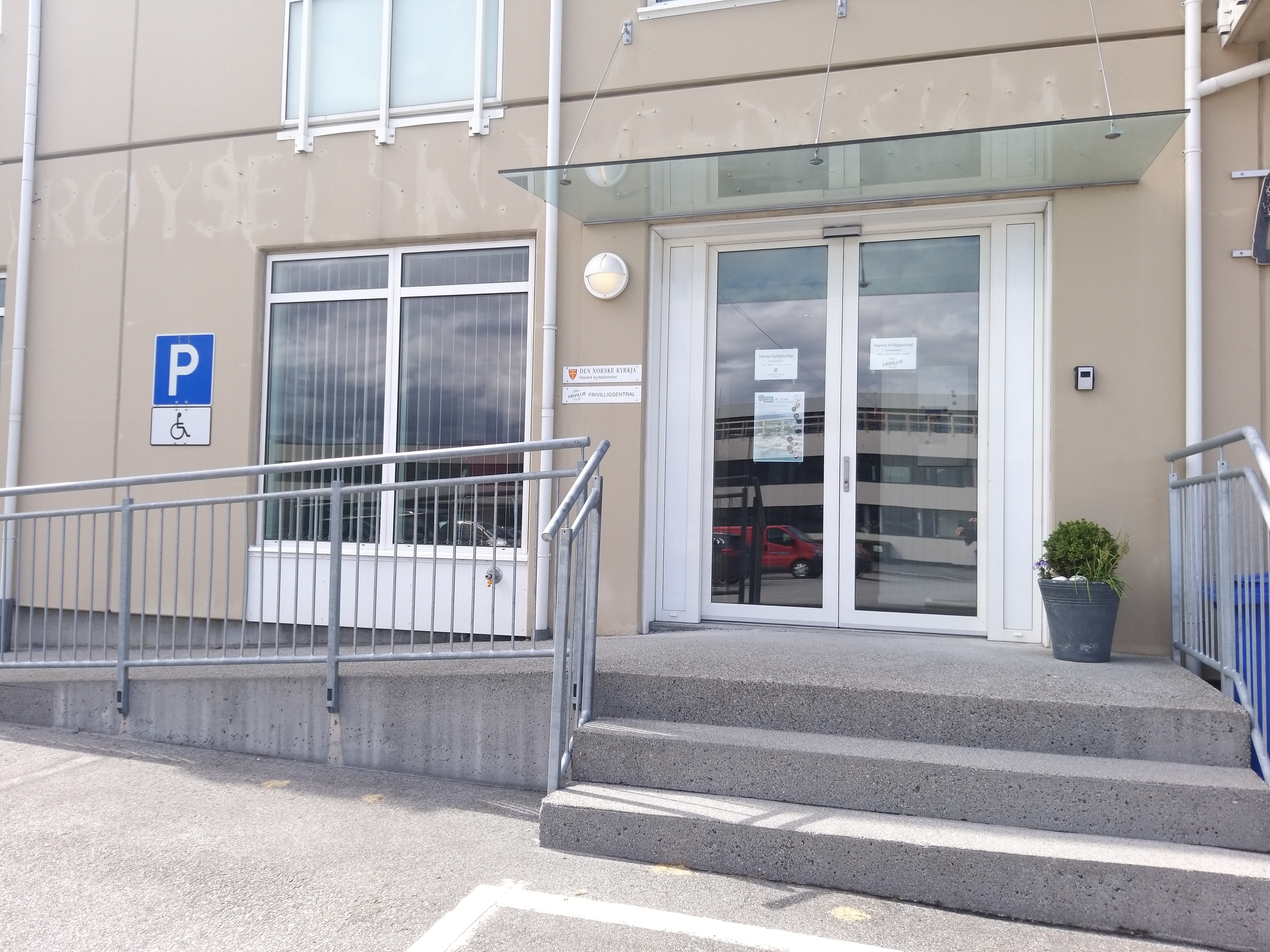 Hareid kyrkjekontor ligg på Rådhusplassen 6, rett ovanfor Hareid rådhus.