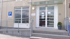 Hareid kyrkjekontor ligg på Rådhusplassen 6, rett ovanfor Hareid rådhus.