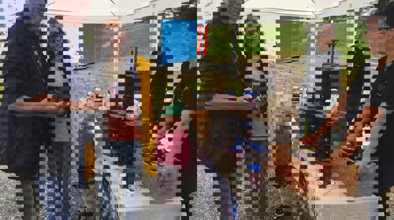 På laurdag stiller vi med stand i parken med sal av kaffi, vafler, saft og tombola.