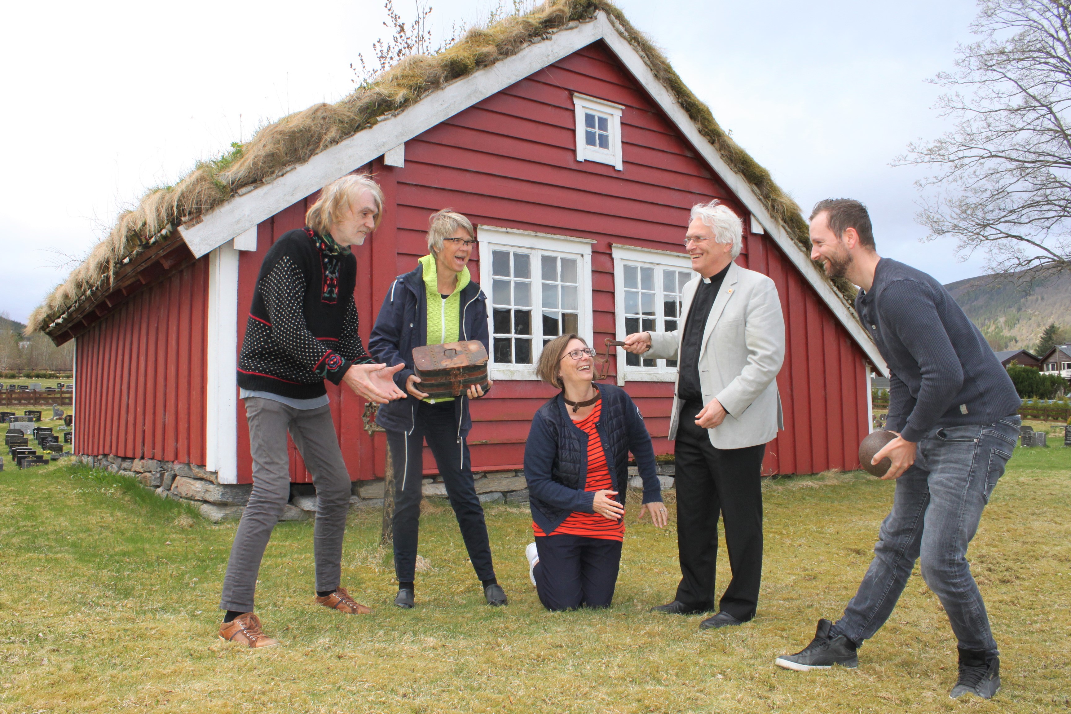 Gamle kulturminne frå Hareid skal fram i dagen under middelalder-kvelden 14. juni. Her har frå v.: kunstnar Arnfinn Mork-Stordal, kantor Ida Teige, kyrkjeverje Bente A. Pilskog, sokneprest Leidulv Ø. Grimstad og arkeolog Arve Nytun stilt seg opp framfor den gamle prestestova med nokre gamle remediar. Kantor Ida Teige held ein laup som vart nytta når presten var i soknebod, Bente A. Pilskog har fått på seg halsjernet m/kjetting som høyrde til gapestokken, medan Arve Nytun held ei av kanonkulene som vart skotne opp mot Brandal av engelske krigsskip i åra 1807-14.