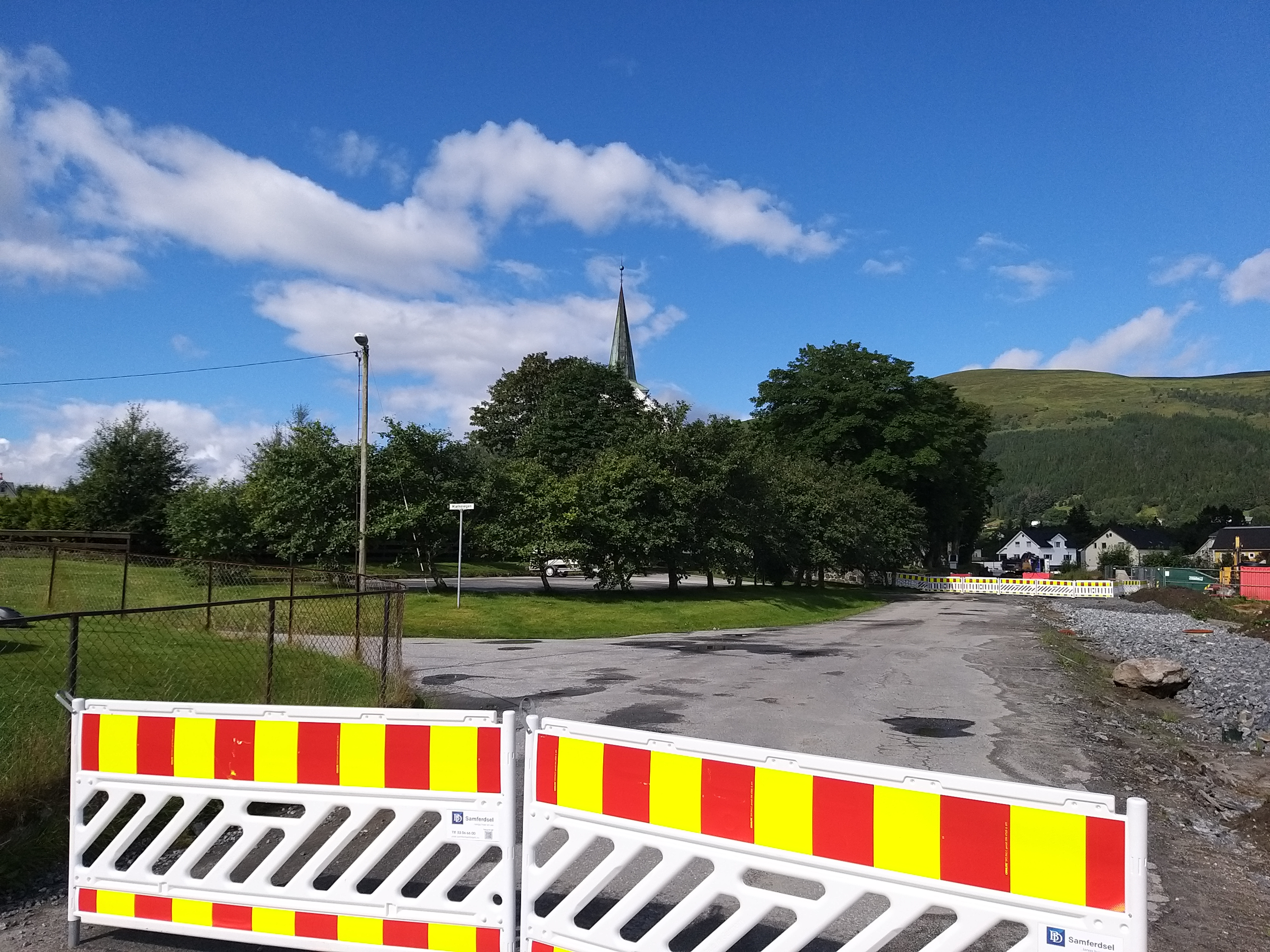 VI OPPMODAR TIL Å PARKERE på den store nye P-plassen rett bak Kjøpmannsgata/Mjøl & Meir, eller grus-P-plassen rett ovanfor kyrkja og redskapshuset. For handicap-parkering er det 2 plassar på P-plassen rett ved sida av kyrkja. Dei to sistnemnte har omkøyring via Soffibakken-Snarvegen-Mjølkevegen. Foto: Hareid sokn