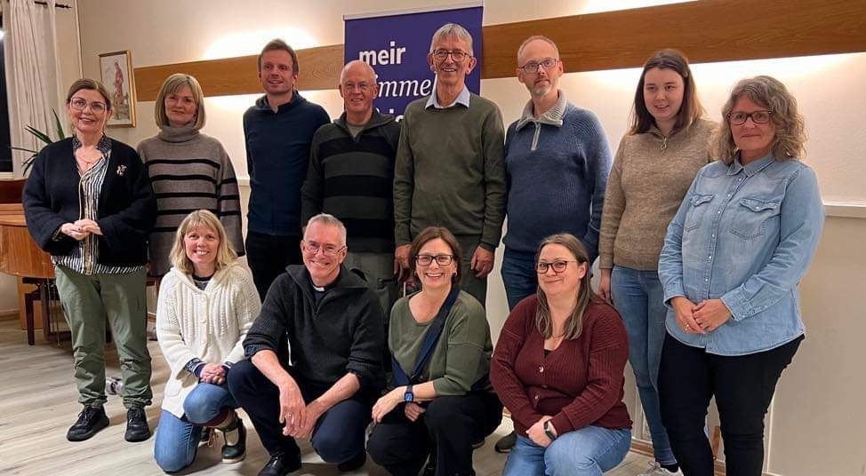 Det nye soknerådet. Frå venste bak: Marit Øien S., Elisabet Øvrelid, Elling Bjåstad, Stein B. Karstensen, Leidulv Hareide, Karsten Robert Kirkebø, Aud Helen Tjervåg Øvrelid, Sissel Anita Riise. Frå venstre forran: Marita Husøy Mork, Lars Hartig-Tangedal (sokneprest), Bente Andreassen Pilskog (kyrkjeverje/dagleg leiar) og Vibeke Rafteseth. Ikkje med på bildet: Sissel Janka Knardal, Anne Liv Holstad og Birte Mork Fure. Foto: Hareid sokn