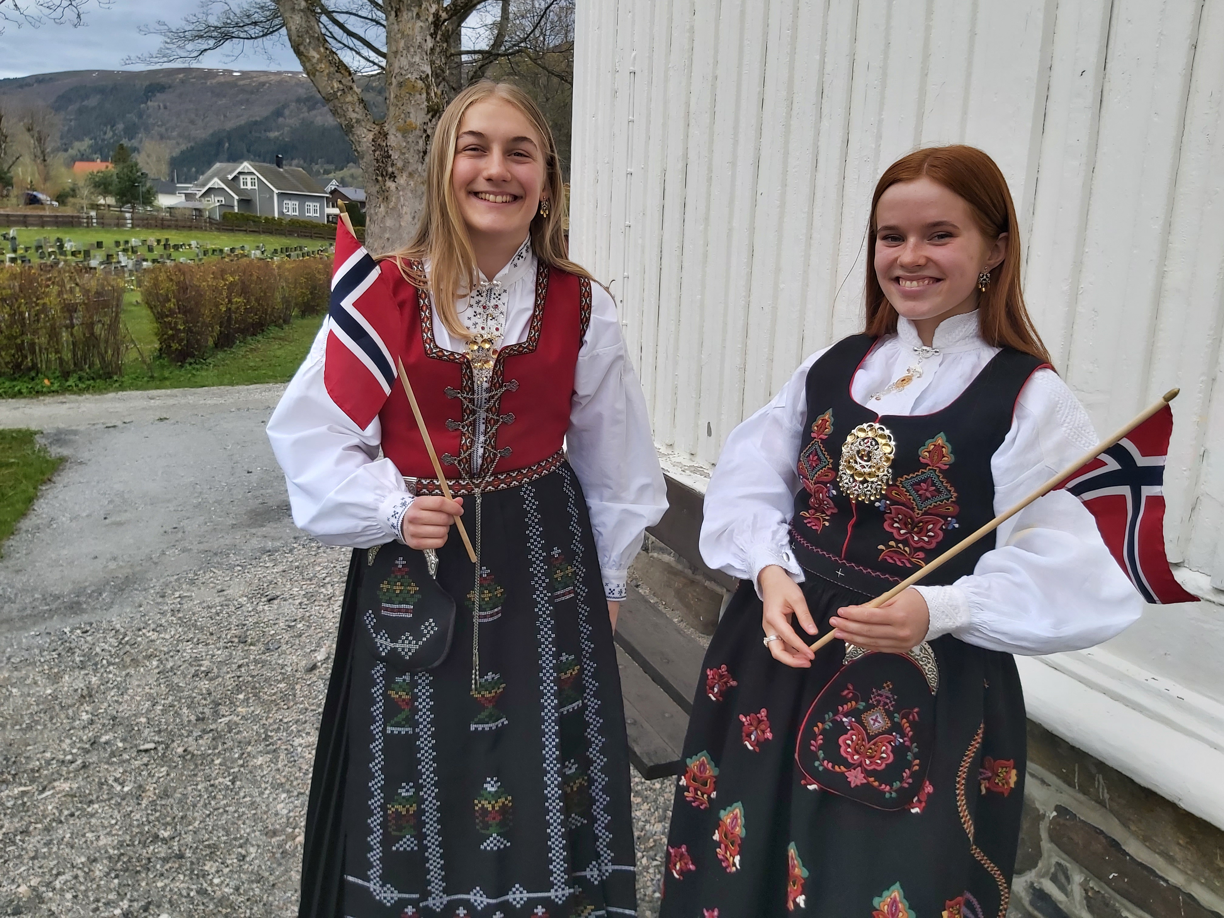 17. mai: Vi startar med å syngje «Ja, vi elsker» saman med resten av landet kl 12. To av konfirmantane våre i mai, Borghild Holstad og Frøya Worren, tek del på ei 17. maisending frå heile landet som Kirkerådet lager. Dei fortel kva dei er takknemlege for, som å få vere så heldig å feire 17. mai, ha venner og få ta utdanning. Vi ønskjer alle ei fin 17. mai-feiring, gratulerer med dagen! Foto: Hareid sokn