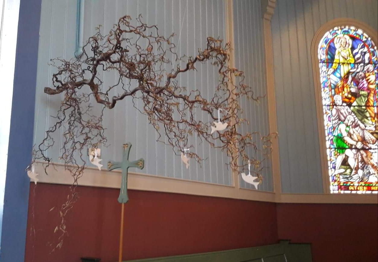 I Hareid ynskjer vi å synleggjere dåpen med å henge opp ei due for kvart dåpsbarn. Duene er laga av Kirkens bymisjon, lett keramikk og vil bli tekne vare på frå år til år.