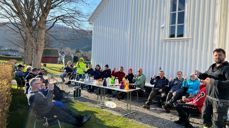 Det er både kjekt og sosialt å vere med på vårdugnaden på kyrkjegarden og rundt kyrkja. Dette biletet er frå vårdugnaden i 2023.  Foto: Hareid sokn