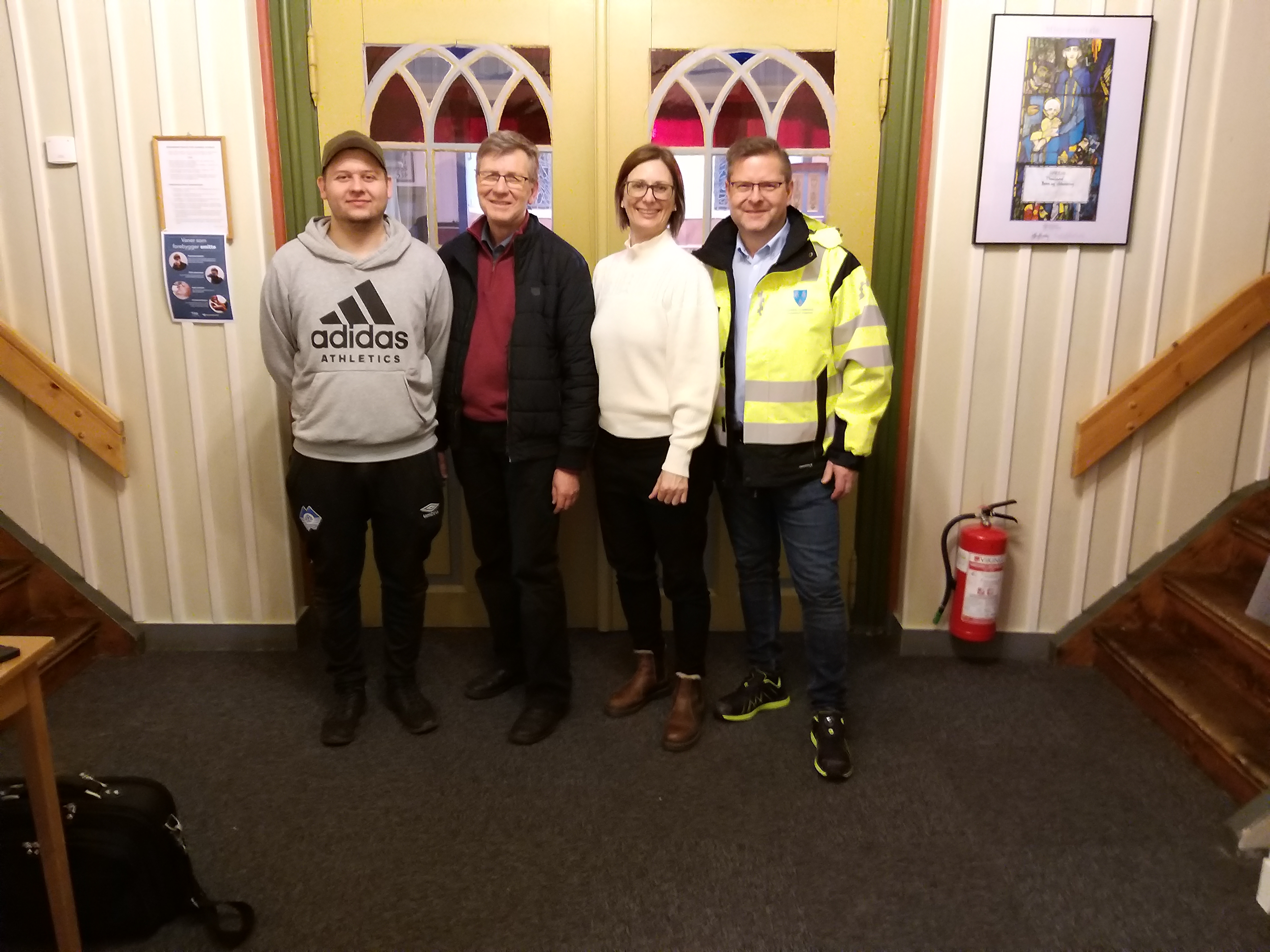 Frå venstre: Kristoffer Indreeide Grimstad, leiar i det nye kyrkje- og kyrkjegardsutvalet, Ulf Christensen frå Miljø og Ressursdrift (rådgjevar for det nye varmesystemet), Bente Andreassen Pilskog, kyrkjeverje og Paul Arne Ulstein, prosjektleiar frå Hareid kommune. Foto: Hareid sokn