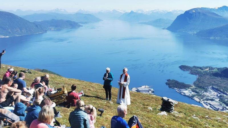Ulike møteplassar: Mange samlar seg til gudsteneste på fjelltoppen Melshorn, der også Hjørungavåg Brass spelar for oss kvart år og speidarane er med å tilrettelegg. Ein flott tradisjon! Foto: Hareid sokn
