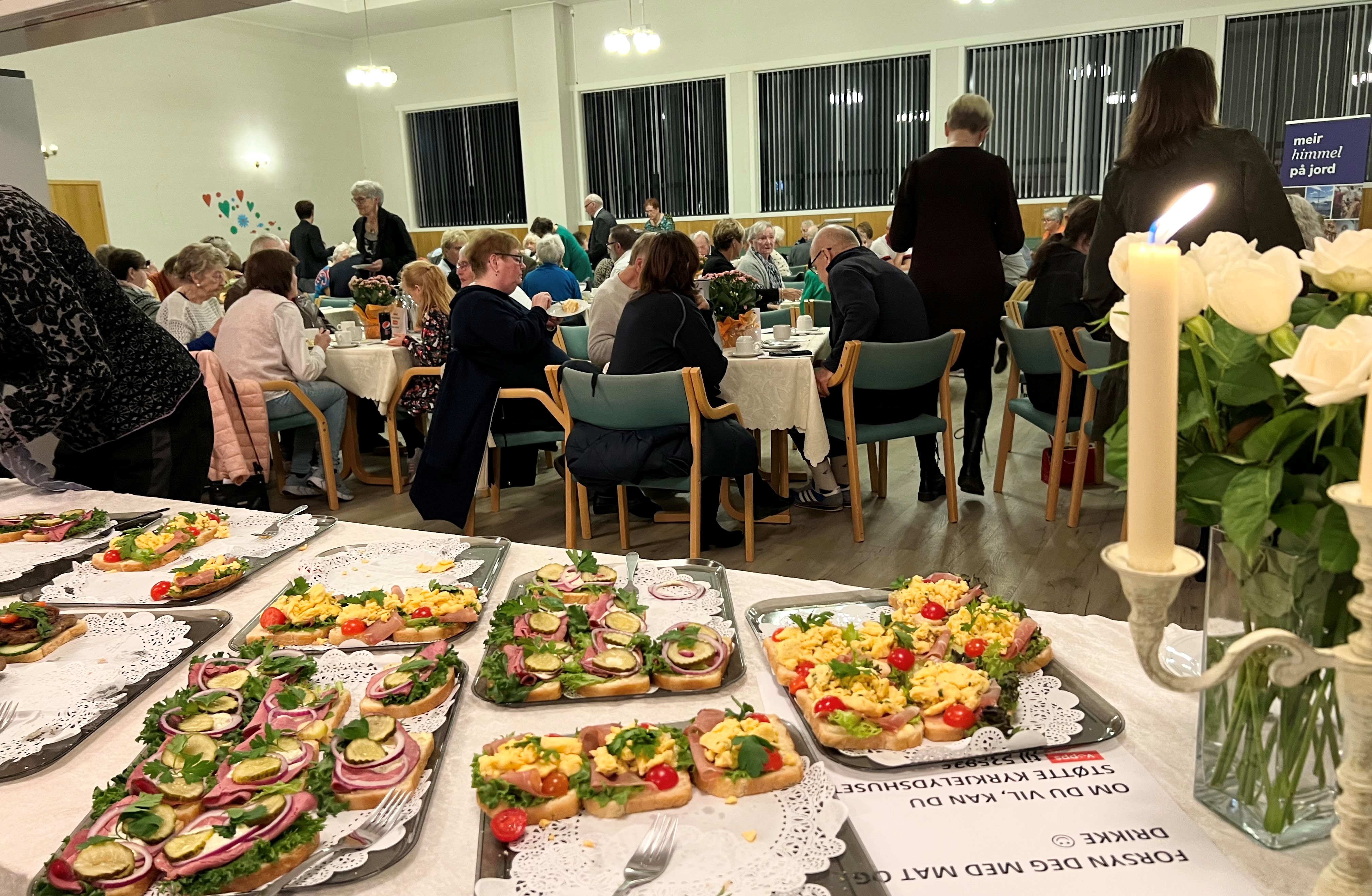 Sparebanken Møre er vår økonomiske støttespelar også i år. Biletet viser litt av maten under festen i 2023. Foto: Hareid sokn