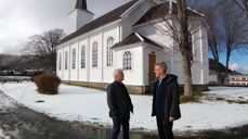 Leidulv og Lars i dialog ved eit besøk av Lars i førre veke.