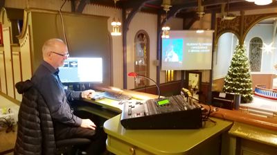 Her ser vi lydteknikar Hans Otto Brekke i aksjon under ei gudsteneste i Hareid kyrkje. Foto: Hareid sokn