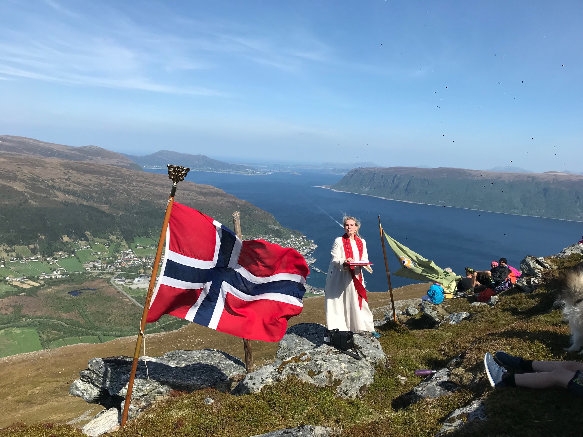 Mykje vind, men i strålande sol på Melshornet under preika v/Margit Lovise Holte 2. pinsedag. Foto: Kristian Fuglseth