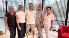 Frå venstre: Heidi P. Kvalsvik (leiar Hareid Frivilligsentral), Bente Andreassen Pilskog (dagleg leiar/kyrkjeverje), Lars Håvard Eikrem (vår nye kyrkjelydspedagog), Lars Hartig-Tangedal (sokneprest) og Barbro Landmark (kyrkjelydspedagog).  Anton Tonev (kyrkjetenar/kyrkjegardsarbeidar) og Ida Teige (kantor/organist) er ikkje med på biletet. Foto: Hareid sokn