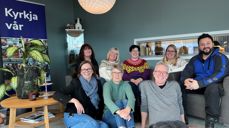 Har du lyst til å jobbe ilag med denne kjekke gjengen? Frå høgre bak: Anton Tonev (kyrkjetenar/gardsarbeidar), Heidi-Beate Siring Grimstad (30 % kyrkjelydspedagog), Barbro Landmark (leiande kyrkjelydspedagog), Heidi Pedersen Kvalsvik (leiar Hareid Frivilligsentral), Annette Knudsen (50% kontormedarbeidar), Forran frå høgre: Lars Hartig-Tangedal  (sokneprest), Ida Teige (kantor) og Bente Andreassen Pilskog (kyrkjeverje). Foto: Hareid sokn