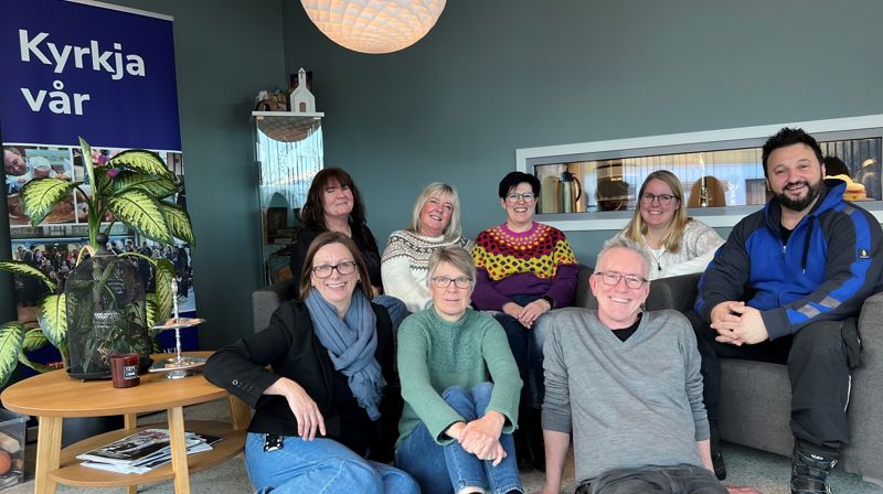 Har du lyst til å jobbe ilag med denne kjekke gjengen? Frå høgre bak: Anton Tonev (kyrkjetenar/gardsarbeidar), Heidi-Beate Siring Grimstad (30 % kyrkjelydspedagog), Barbro Landmark (leiande kyrkjelydspedagog), Heidi Pedersen Kvalsvik (leiar Hareid Frivilligsentral), Annette Knudsen (50% kontormedarbeidar), Forran frå høgre: Lars Hartig-Tangedal  (sokneprest), Ida Teige (kantor) og Bente Andreassen Pilskog (kyrkjeverje). Foto: Hareid sokn