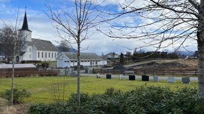 Biletet viser urnefeltet på Hareid kyrkjegard, der første rad nesten er full. Foto: Hareid sokn