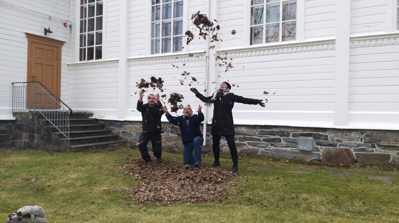 Bildet er frå 2019, då vi inviterte til vårdugnad på kyrkjegarden. Håper fleire kan kome å hjelpe oss med vårdugnaden.