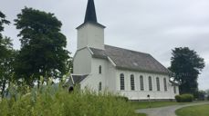 Hareid kyrkje skal renoverast og vi ber alle som besøker kyrkjegarden i sommar om tålmod og forståing for det arbeidet som pågår under renoveringa.