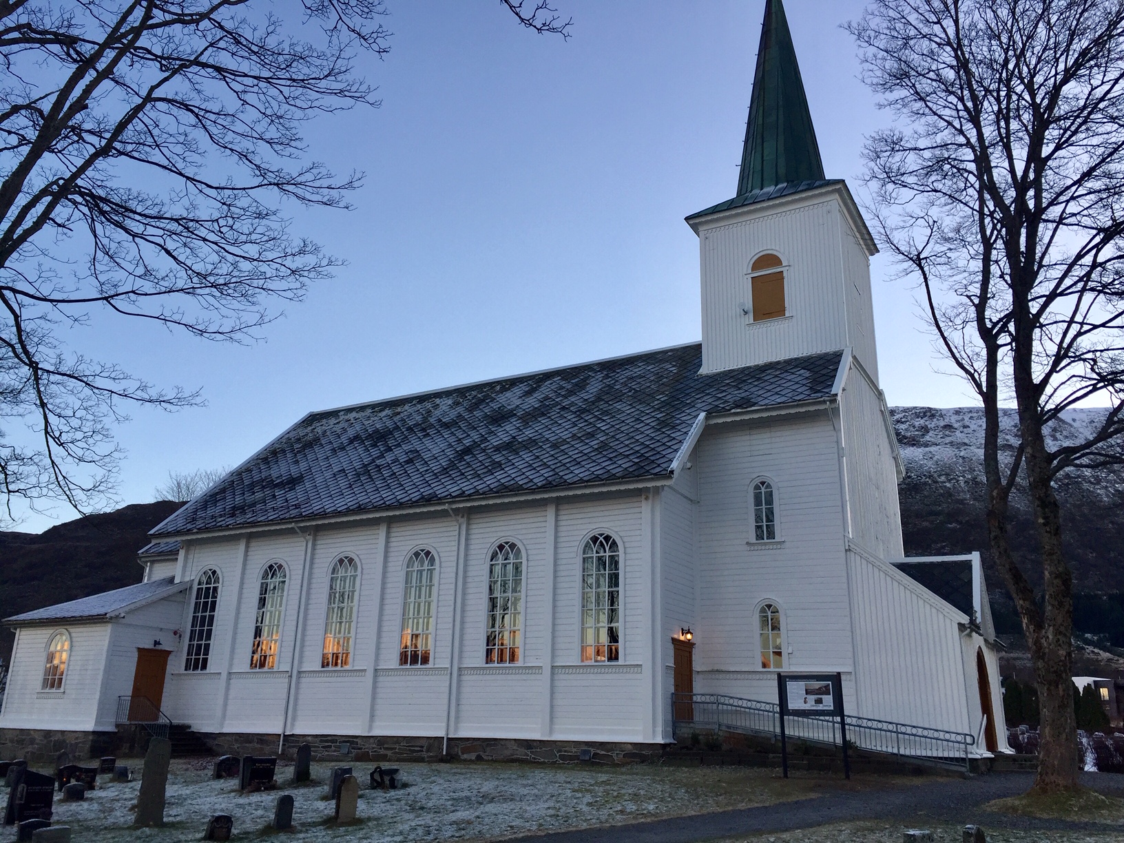 Kvar laurdag kl 1700 vil kyrkjeklokkene ringe helga inn (etter oppmoding frå kyrkja sentralt). 