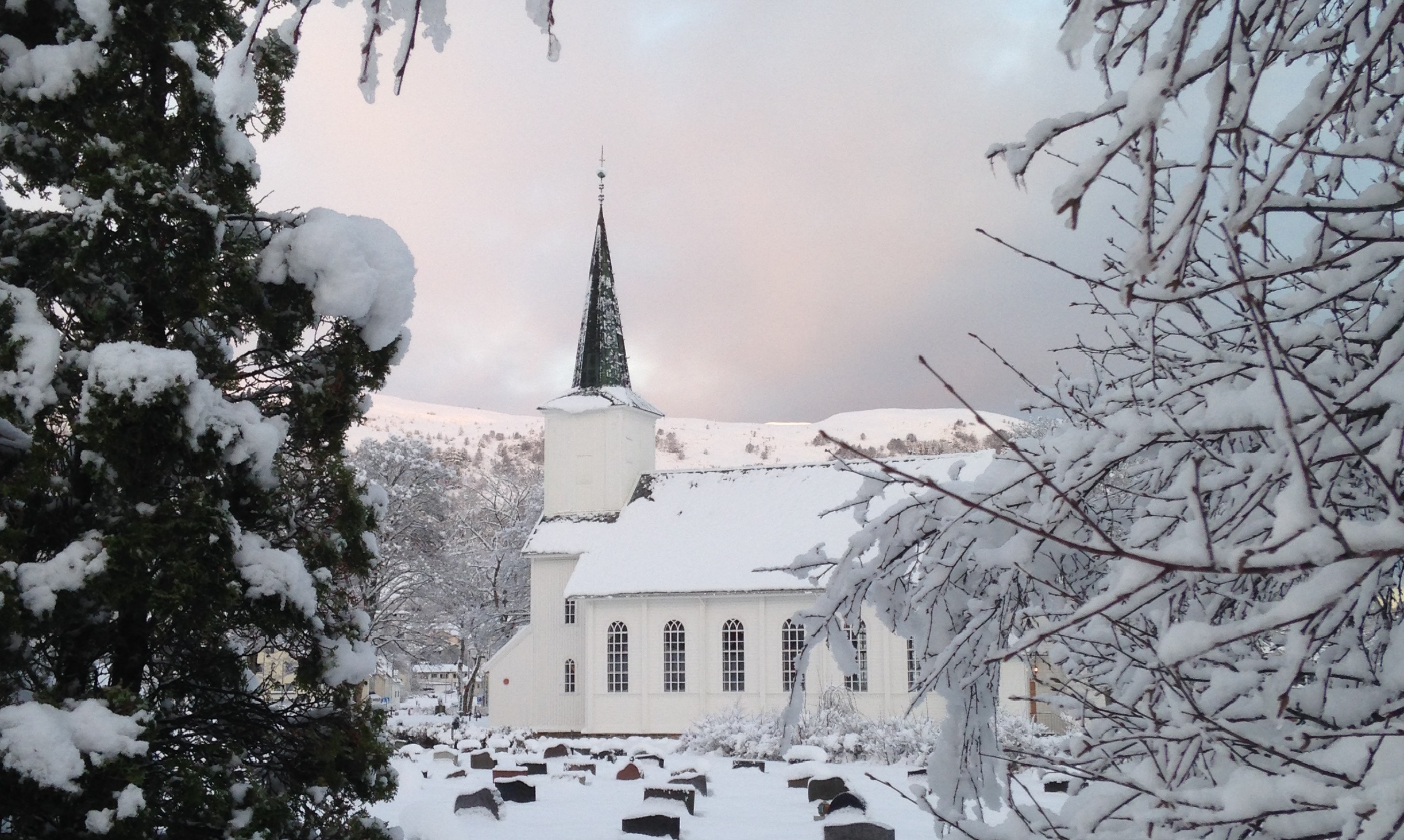 Hareid kyrkje i vinterlandskap. Foto: Anvor Sukka