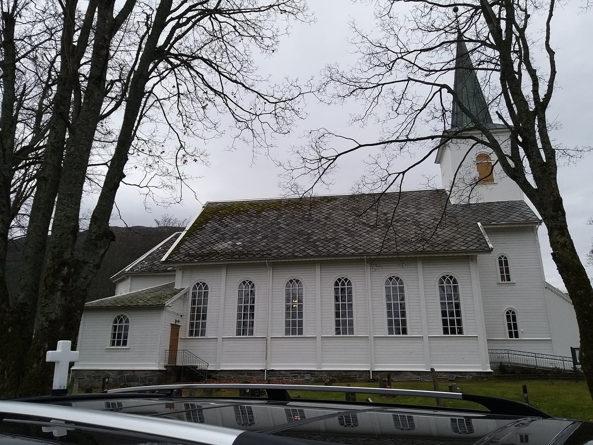 Kun inviterte kan ta del på gravferder i kyrkja, så lenge restriksjonar om maks 50 personar i kyrkja. Foto: Hareid sokn