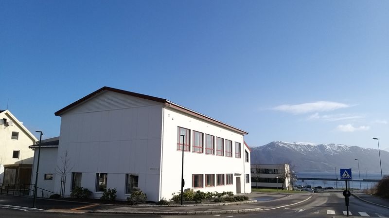 Kyrkjelydshuset i vårsola. Foto: Hareid sokn