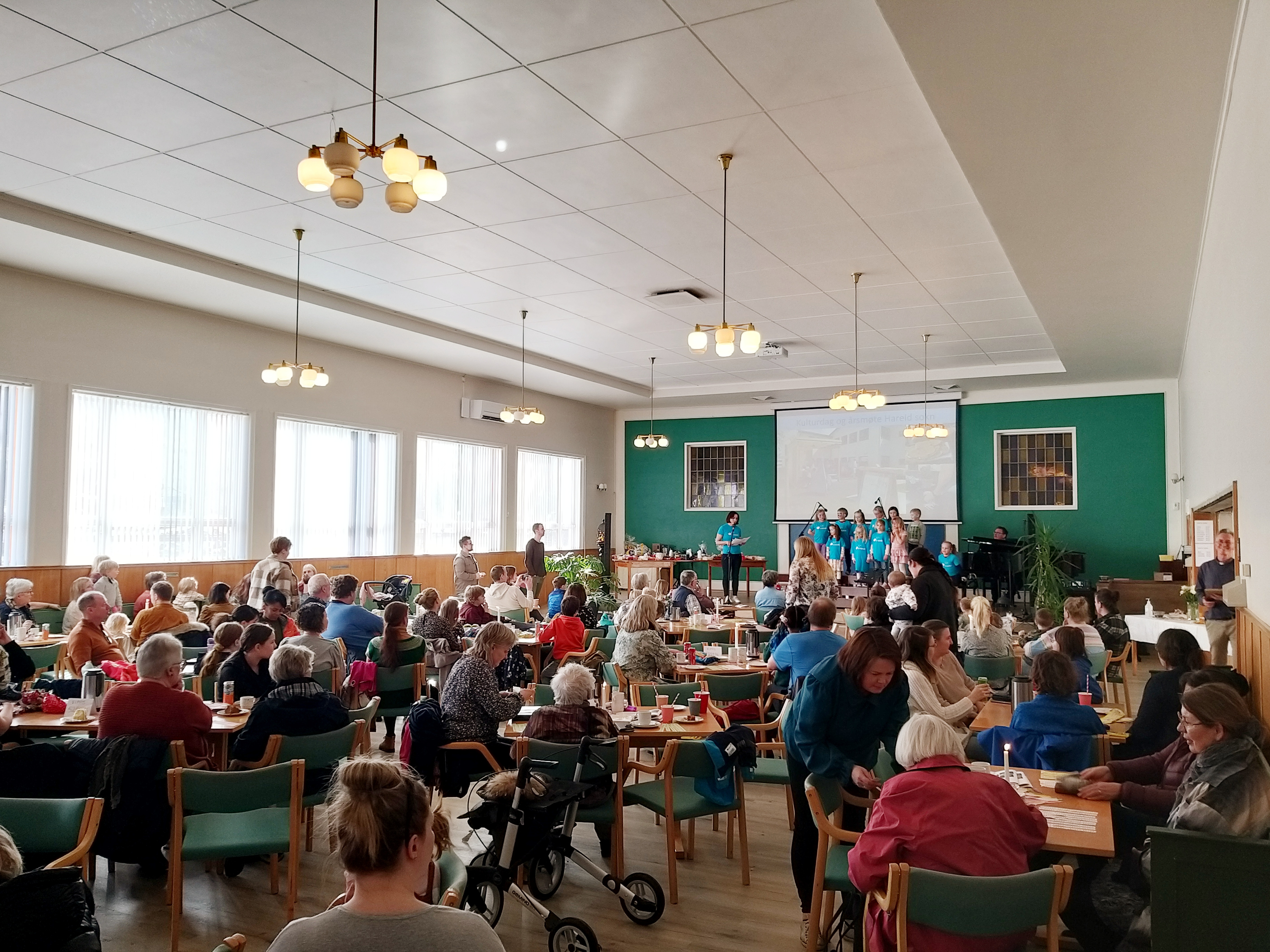 Frå kulturdag på huset. Våren 2022 blei det på dugnad lagt nytt golv i festsalen i 2. etg. 