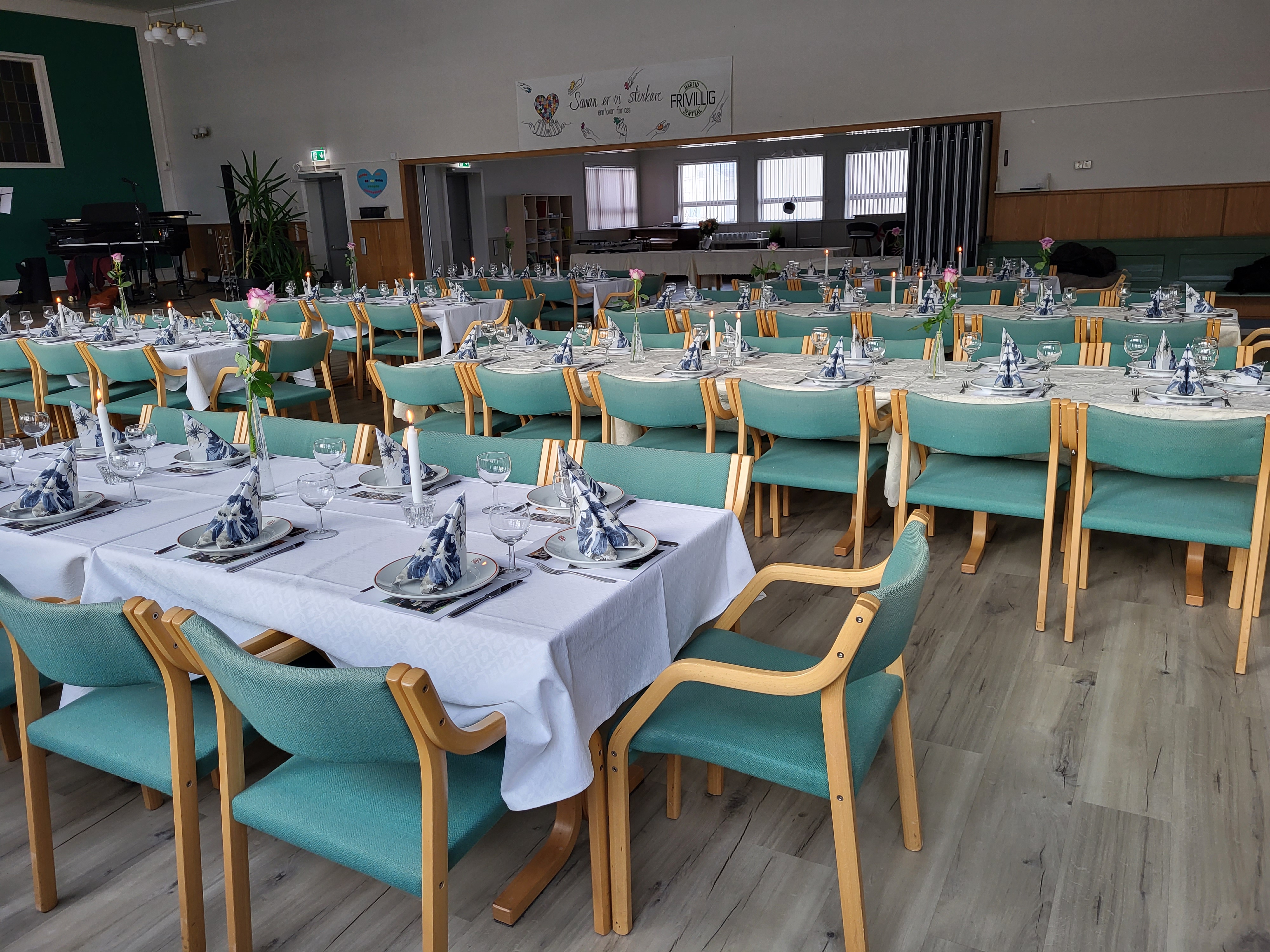 Storsalen pynta til fest.